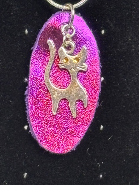 HOLIDAY-NE-305 Silver Cat Pendant on Purple