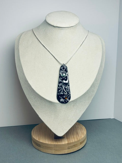 HOLIDAY-NE-306 Green-eyed Silver Cat on Black