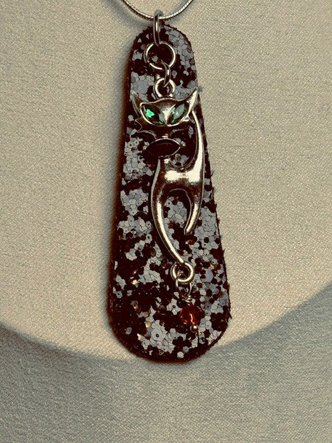 HOLIDAY-NE-306 Green-eyed Silver Cat on Black